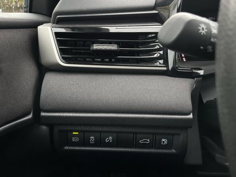 Used 2025 Toyota Camry SE FWD image 13