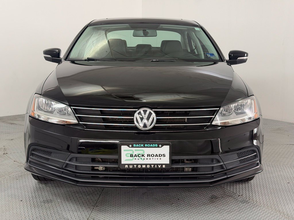 Used 2017 Volkswagen Jetta SE FWD image 2