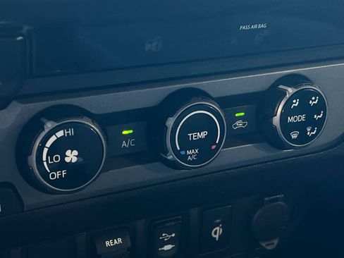 Used 2018 Toyota Tacoma TRD Sport AWD/4WD image 23
