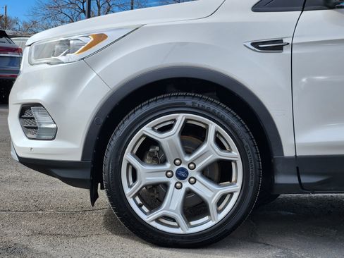 Used 2019 Ford Escape Titanium image 2
