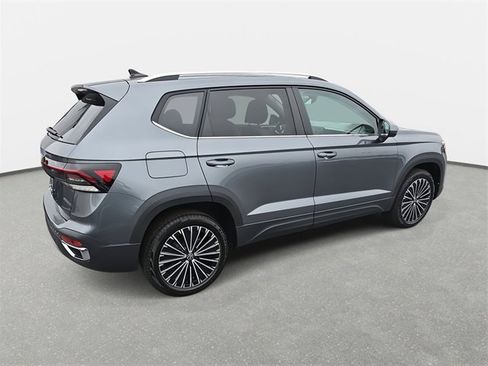 New 2025 Volkswagen Taos SE image 5