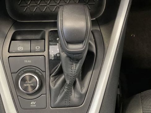 Used 2021 Toyota RAV4 LE AWD/4WD image 22