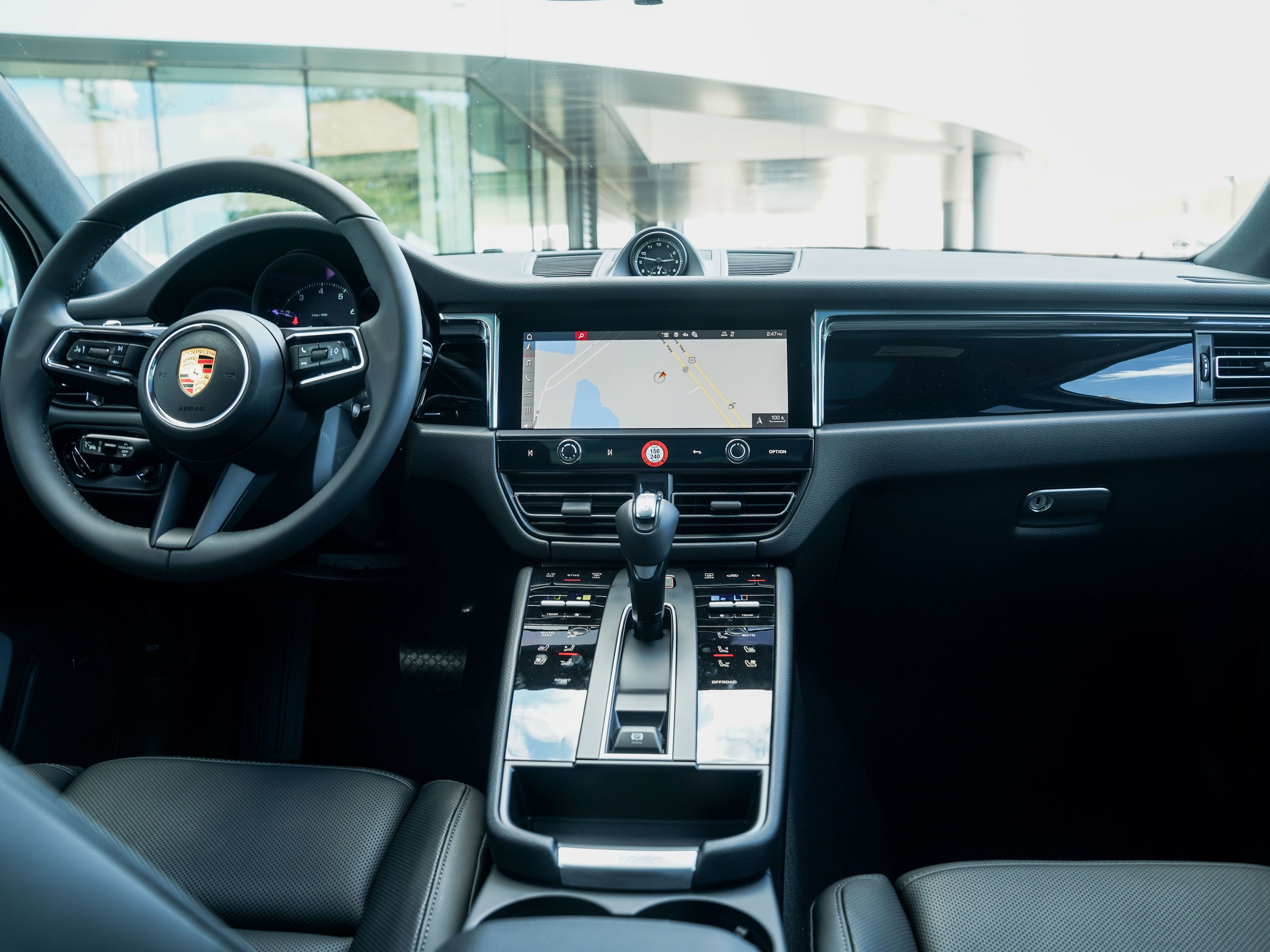 Certified 2026 Porsche Macan AWD/4WD image 24
