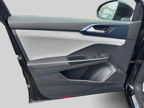 Used 2024 Volkswagen Taos SE image 13