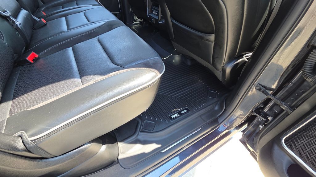 Used 2019 RAM 1500 Laramie AWD/4WD image 16