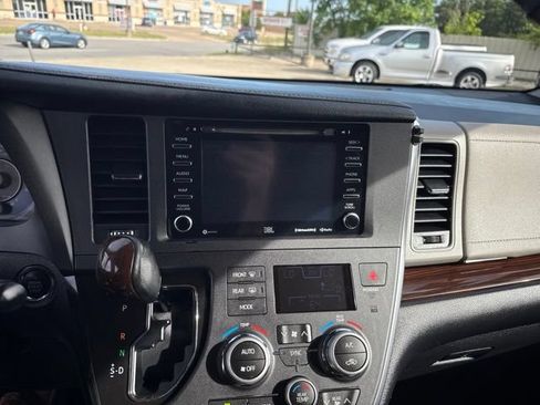 Used 2019 Toyota Sienna Limited Premium FWD image 3