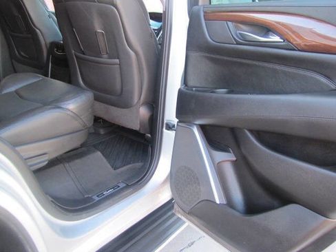 Used 2018 Cadillac Escalade Luxury image 16