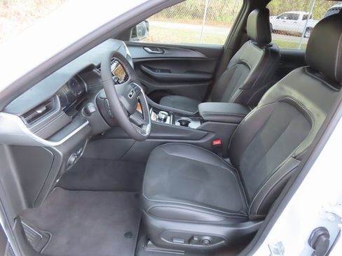 New 2025 Jeep Grand Cherokee Altitude image 19