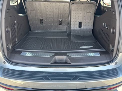 Used 2023 Chevrolet Suburban Z71 w/ Luxury Package AWD/4WD image 18