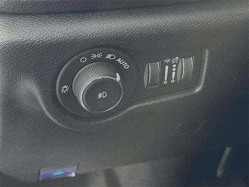 Used 2025 Chrysler Pacifica Limited image 17