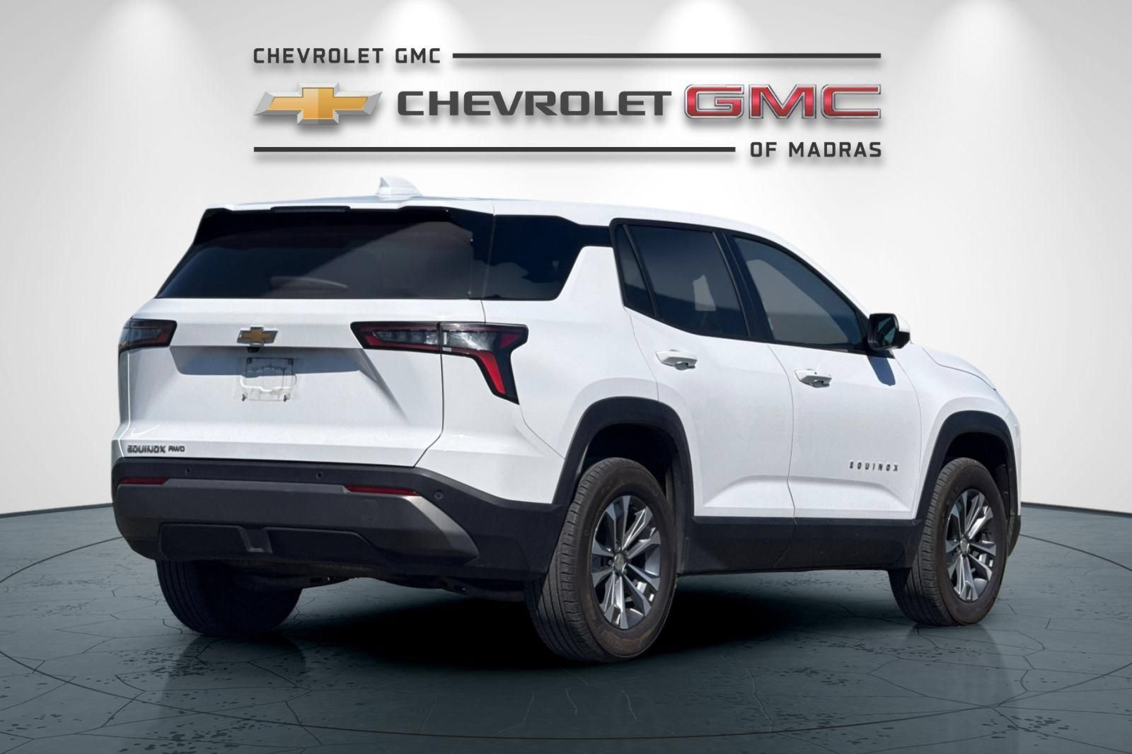 Used 2025 Chevrolet Equinox LT w/ Safety and Technology Package AWD/4WD image 3