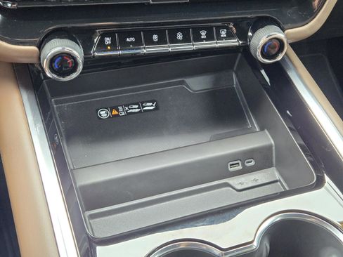 Used 2025 Chevrolet Suburban High Country RWD image 29