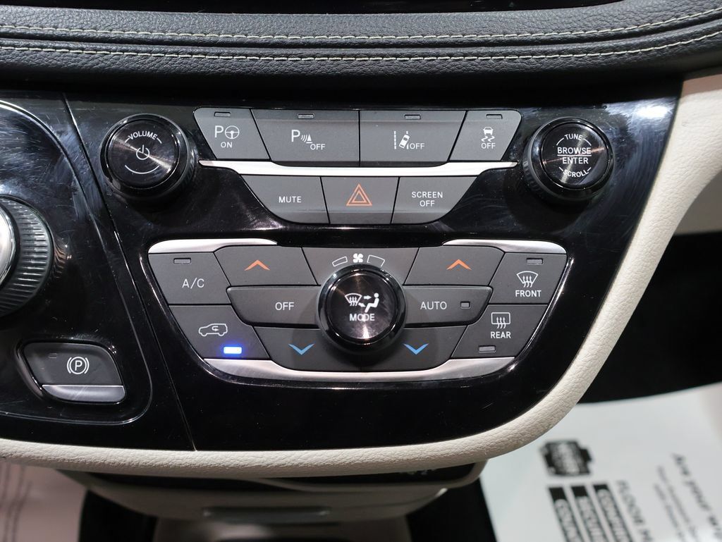 Used 2021 Chrysler Pacifica Touring-L FWD image 35