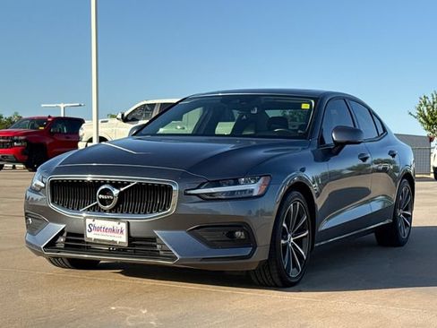 Used 2021 Volvo S60 T5 Momentum FWD image 3