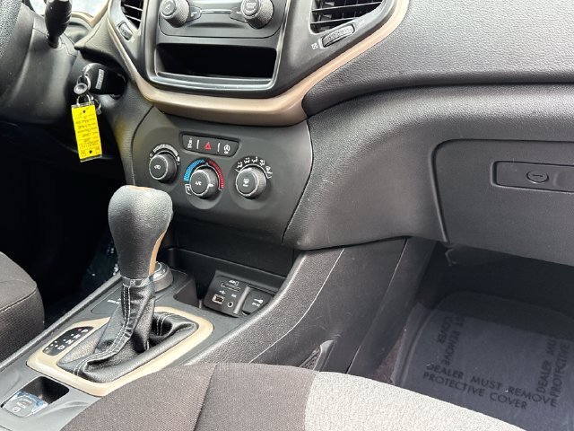 Used 2018 Jeep Cherokee Latitude AWD/4WD image 25