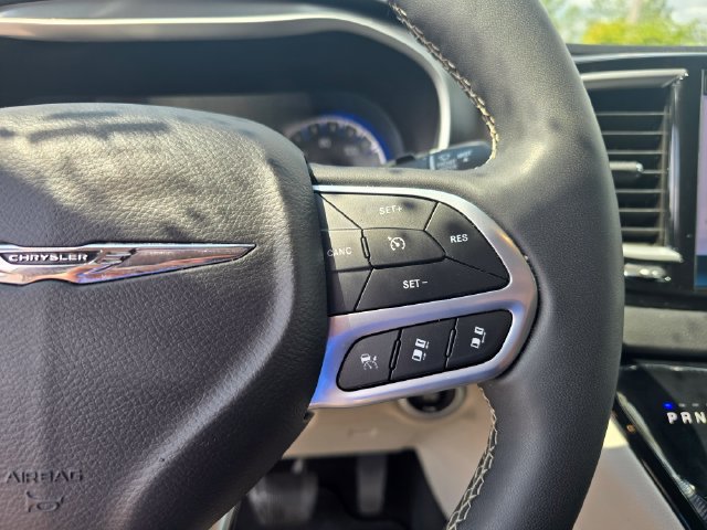 Used 2024 Chrysler Pacifica Touring-L FWD image 28