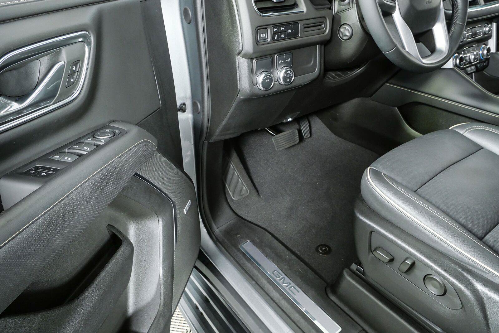 Used 2023 GMC Yukon XL SLT w/ SLT Luxury Package RWD image 29