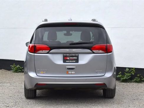 Used 2018 Chrysler Pacifica Touring-L FWD image 4