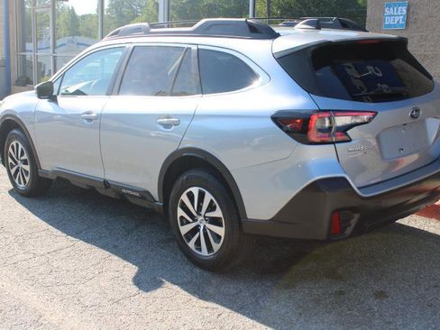 Used 2022 Subaru Outback Premium AWD/4WD image 3
