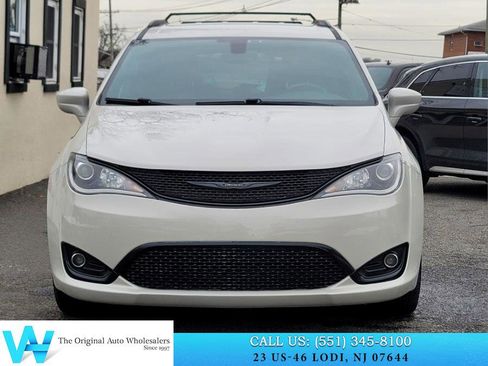 Used 2019 Chrysler Pacifica Touring-L w/ S Appearance Package image 2