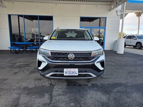 Used 2022 Volkswagen Taos SE FWD image 2