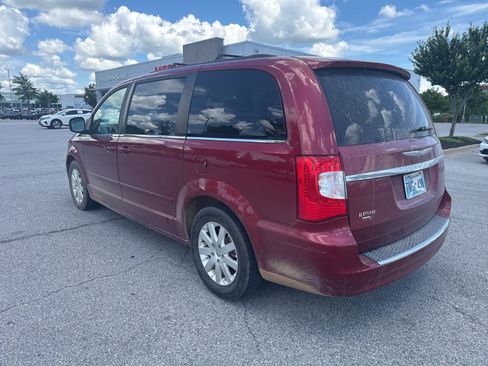 Used 2016 Chrysler Town & Country LX FWD image 7