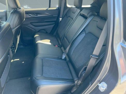 New 2025 Jeep Grand Cherokee Altitude image 14