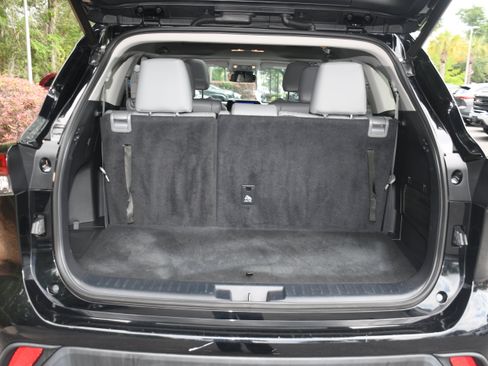 Used 2023 Toyota Highlander XLE AWD/4WD image 18