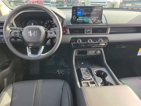 New 2025 Honda Pilot Touring image 8