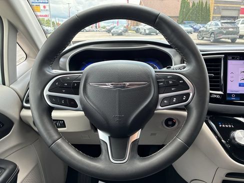 Used 2024 Chrysler Pacifica Touring-L FWD image 23