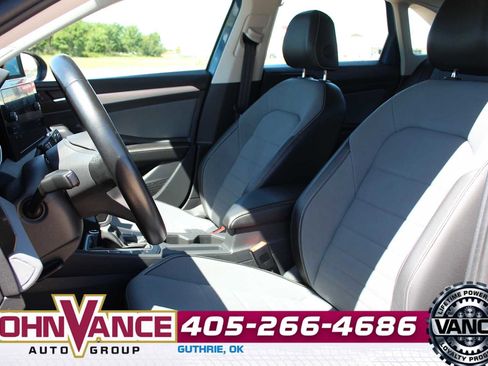 Used 2025 Volkswagen Jetta SE FWD image 18