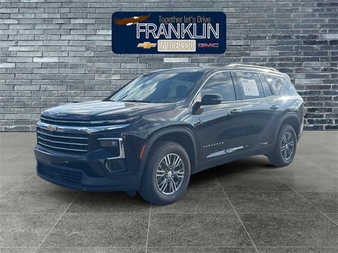 Used 2025 Chevrolet Traverse LT image 1