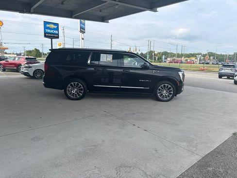 Used 2025 GMC Yukon XL Denali AWD/4WD image 8