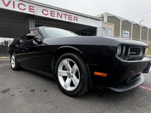 Used 2013 Dodge Challenger SXT image 2