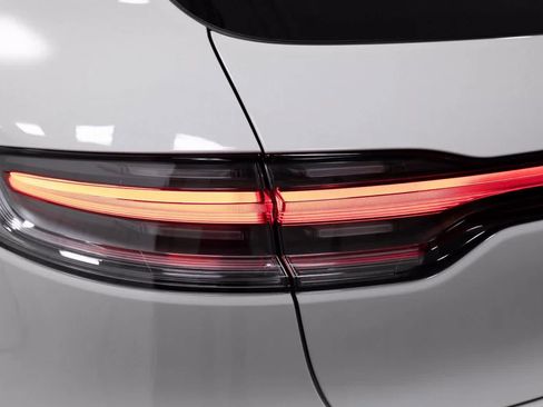 Certified 2025 Porsche Macan image 36