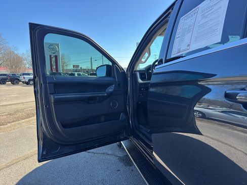 Used 2023 Ford Expedition XLT image 18