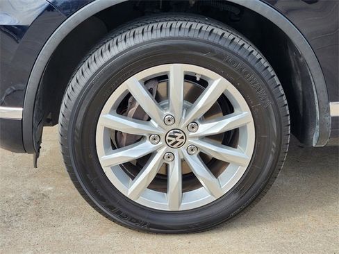 Used 2016 Volkswagen Touareg Sport image 10