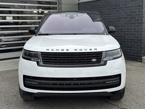 Used 2023 Land Rover Range Rover SE image 2