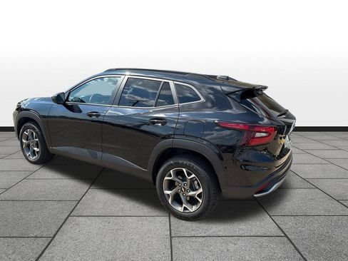 Used 2025 Chevrolet Trax LT w/ LT Convenience Package FWD image 3