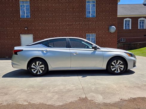 Used 2024 Nissan Altima 2.5 S FWD image 4