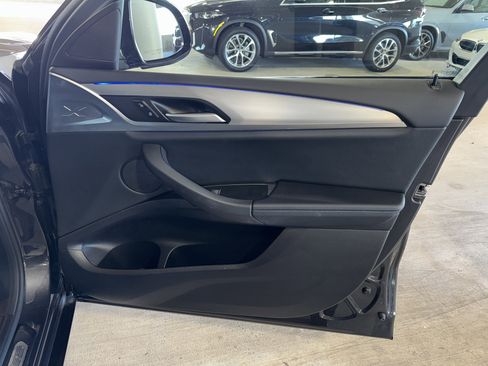 Used 2025 BMW X4 xDrive30i image 9