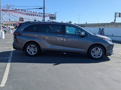 Used 2022 Toyota Sienna Limited image 4