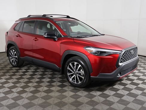 Used 2025 Toyota Corolla Cross XLE image 2