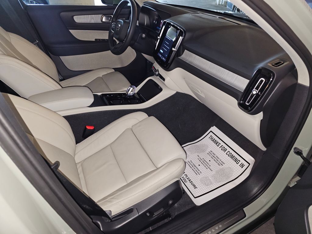 Certified 2024 Volvo XC40 B5 Plus w/ Protection Package Premier AWD/4WD image 10