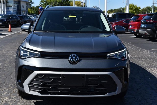 Used 2025 Volkswagen Taos SE w/ Panoramic Sunroof Package FWD image 4