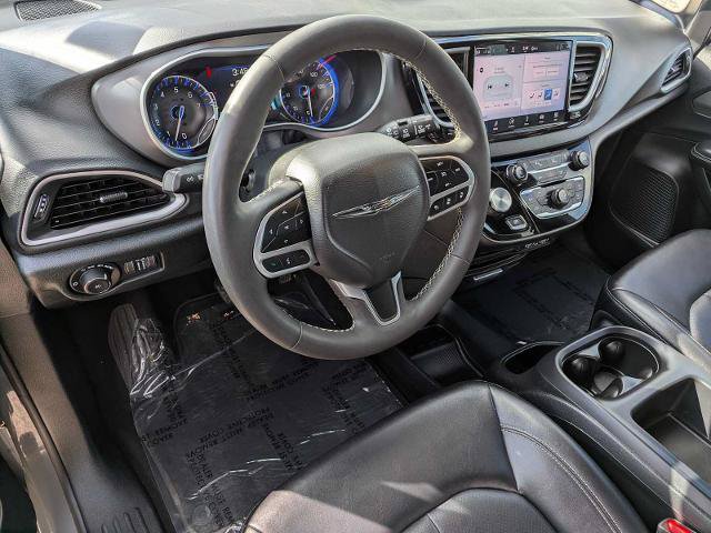 Used 2025 Chrysler Pacifica Select FWD image 2