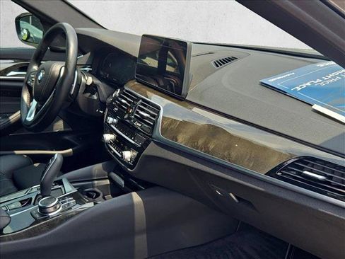 Used 2022 BMW 530i w/ Premium Package RWD image 10
