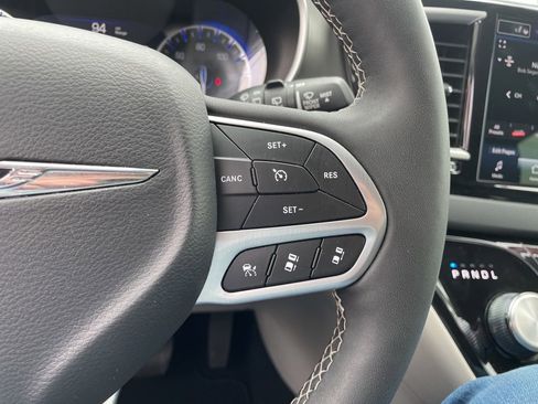 Used 2024 Chrysler Pacifica Touring-L FWD image 35
