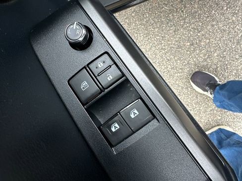 Used 2016 Toyota Tacoma TRD Off-Road w/ Premium & Technology Package image 22