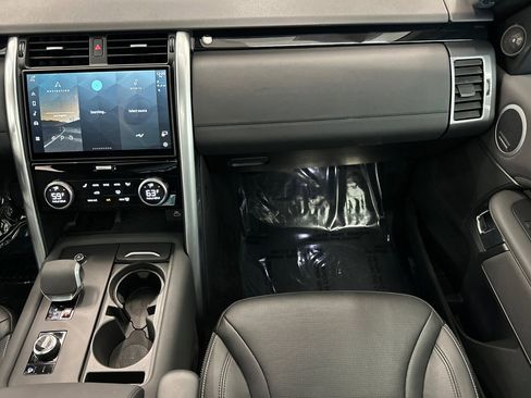Used 2025 Land Rover Discovery S image 29